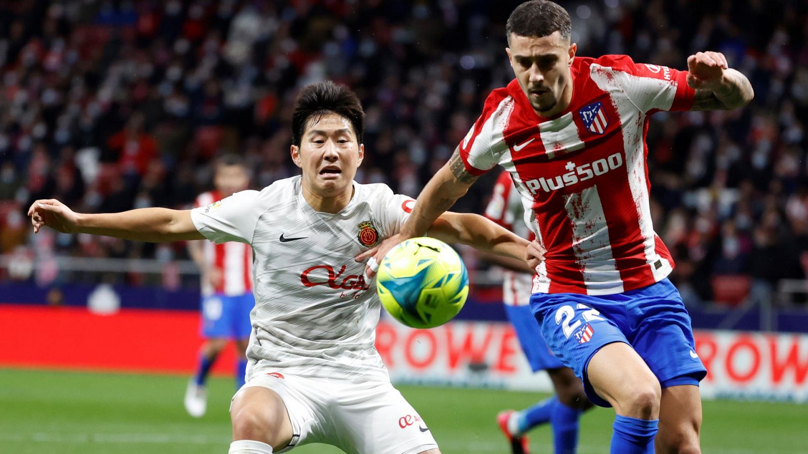 El defensa del Atlético de Madrid Mario Hermoso (d) y el centrocampista del Mallorca Lee Kang-In, durante el partido de Liga Atlético de Madrid-Mallorca