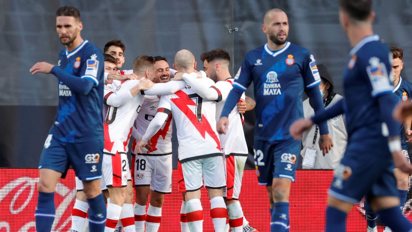 Los jugadores del Rayo Vallecano celebran el gol marcado en propia puerta por el centrocampista del Espanyol, Cabrera.