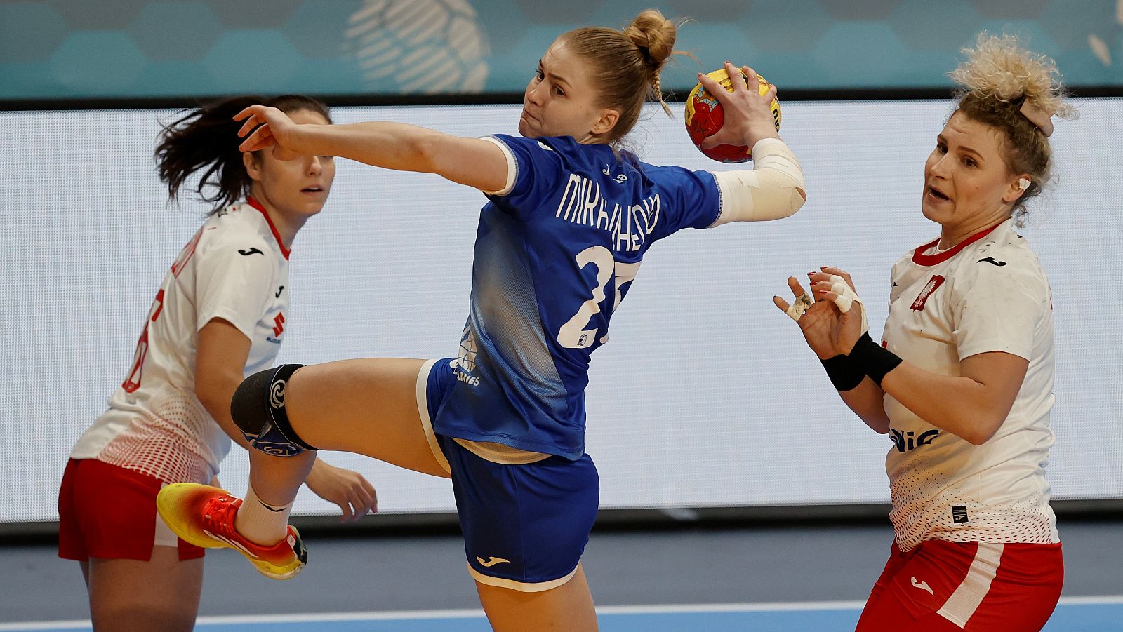 La jugadora rusa, Elena Mikhaylichenko dispara a puerta durante el partido contra Polonia.