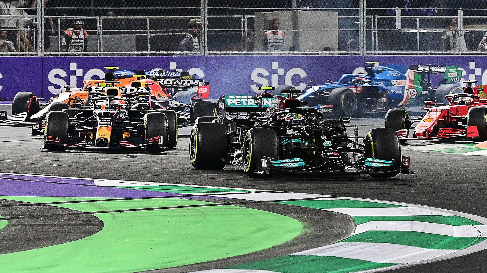 Lewis Hamilton, liderando la carrera por delante de Max Verstappen.