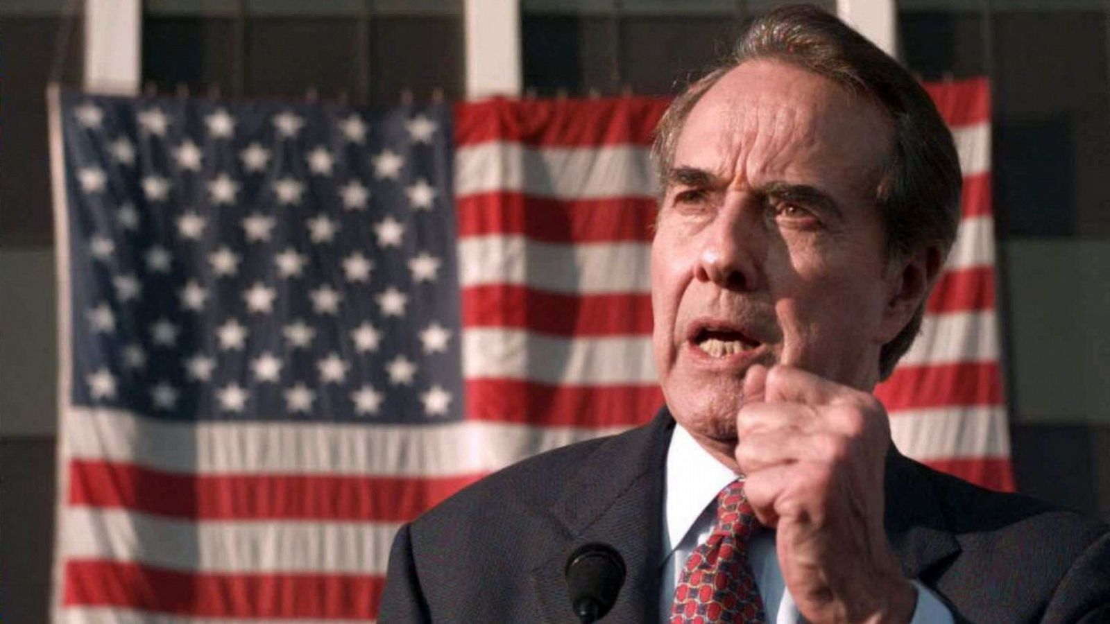 Imagen de archivo del 25 de febrero de 1996 de Bob Dole durante un discurso en Columbus, Georgia (Estados Unidos).