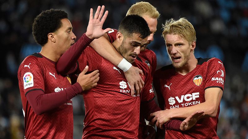 Maxi Gomez celebra el segundo gol del Valencia en Vigo.