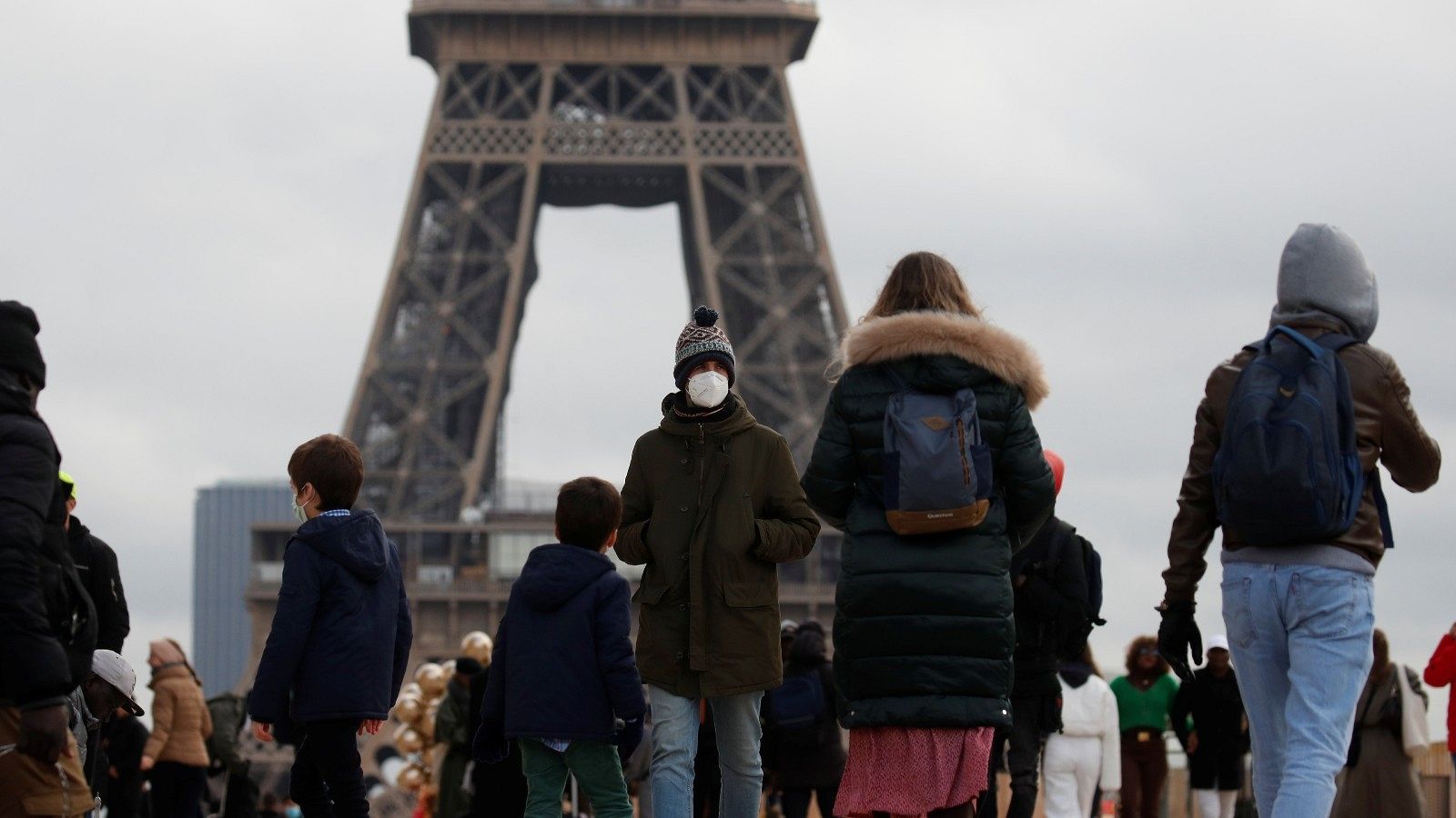 Viandantes con mascarillas pasean por Trocadero, cerca de la Torre Eiffel, en París, Francia
