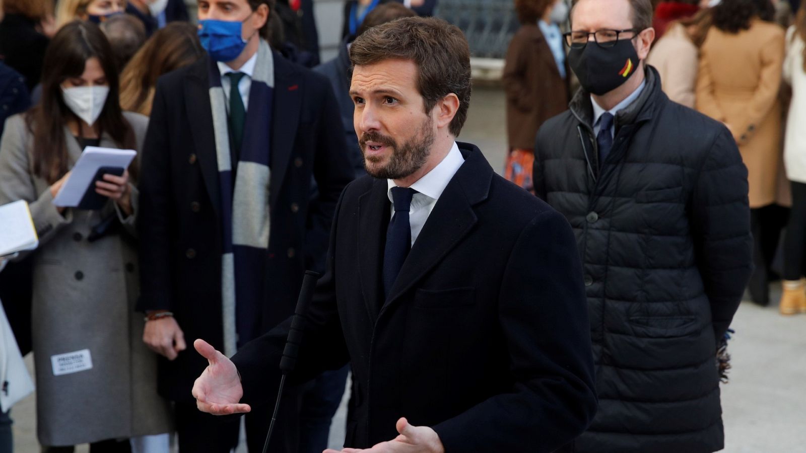 El líder del PP, Pablo Casado atiende a la prensa a su llegada al acto institucional celebrado con motivo de 43 aniversario de la Constitución.