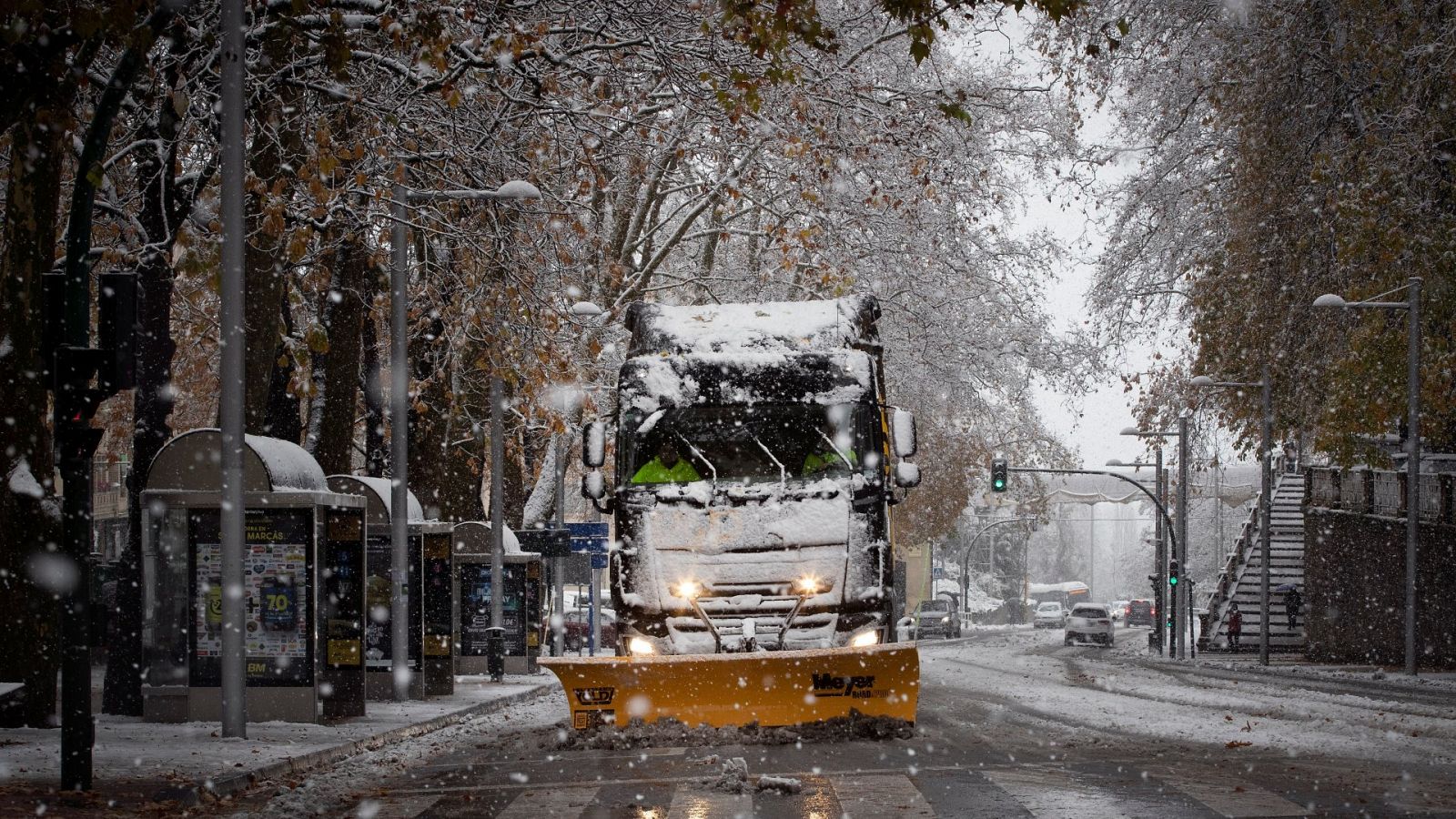 Una máquina quitanieve retira la nieve acumulada en la cuesta de El Labrit de Pamplona