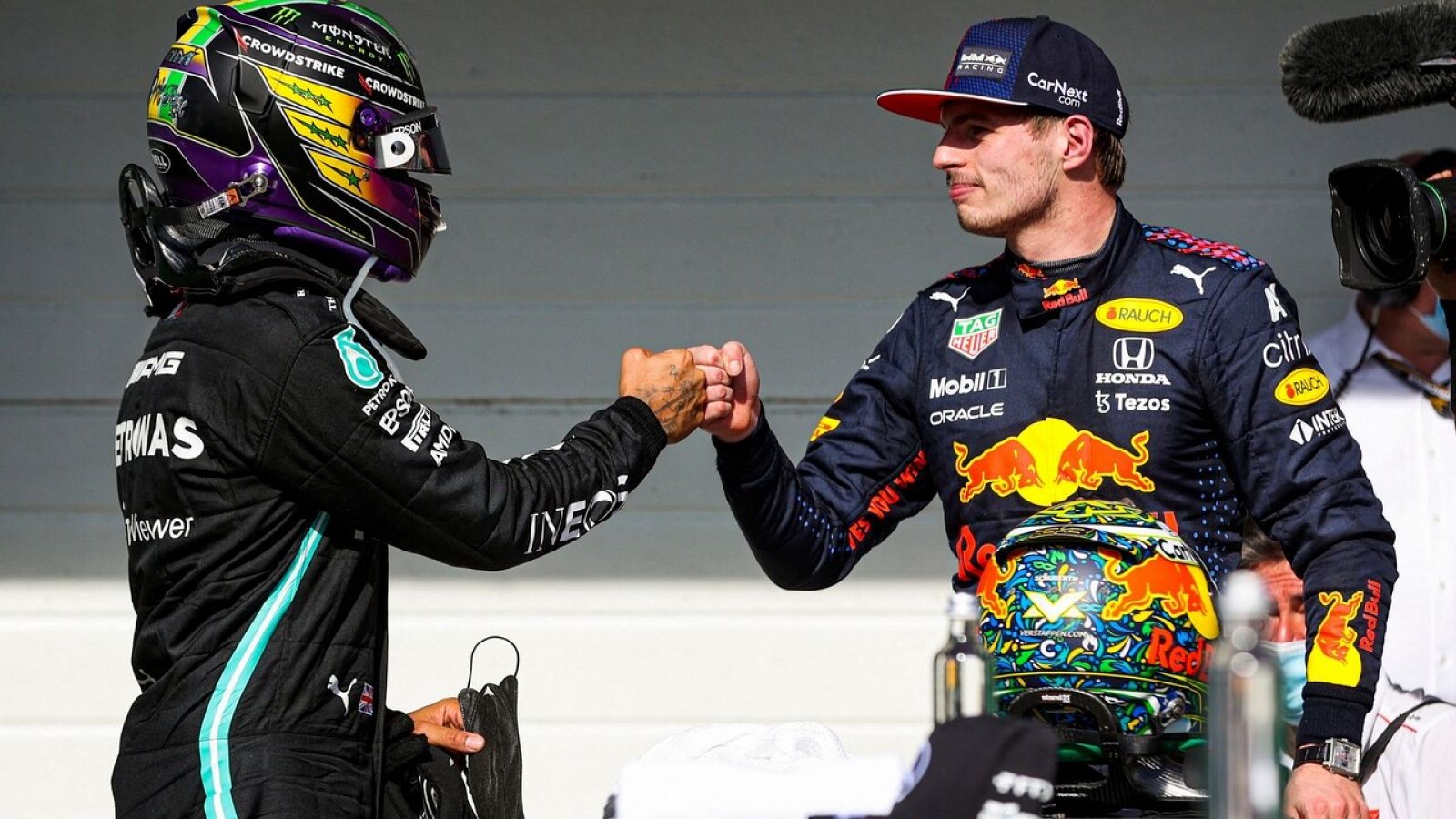 Lewis Hamilton (i) y Max Verstappen (d) se saludan en un GP de F1 anterior.