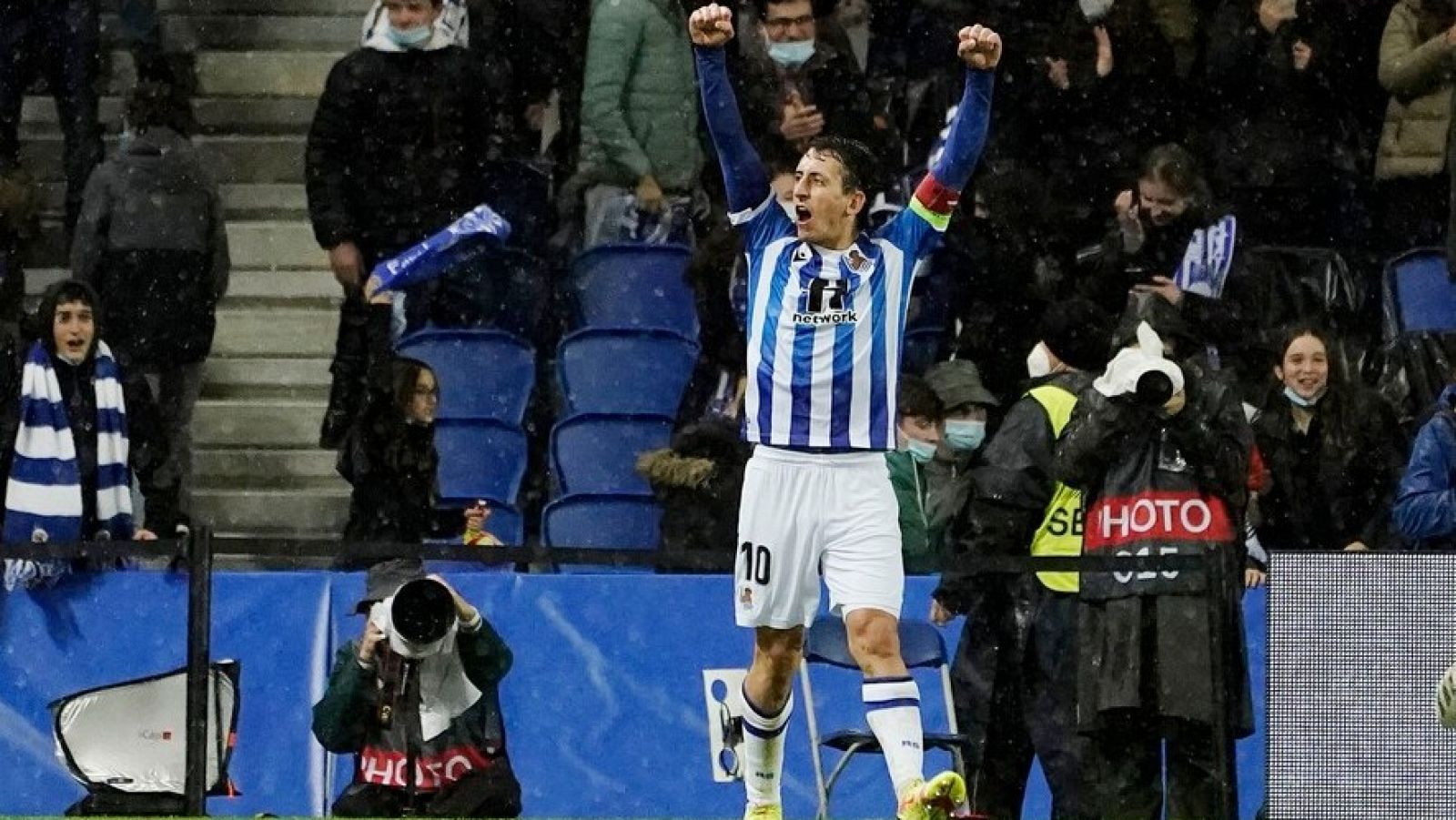 Mikel Oyarzabal celebra el primer tanto de la Real Sociedad ante el PSV.