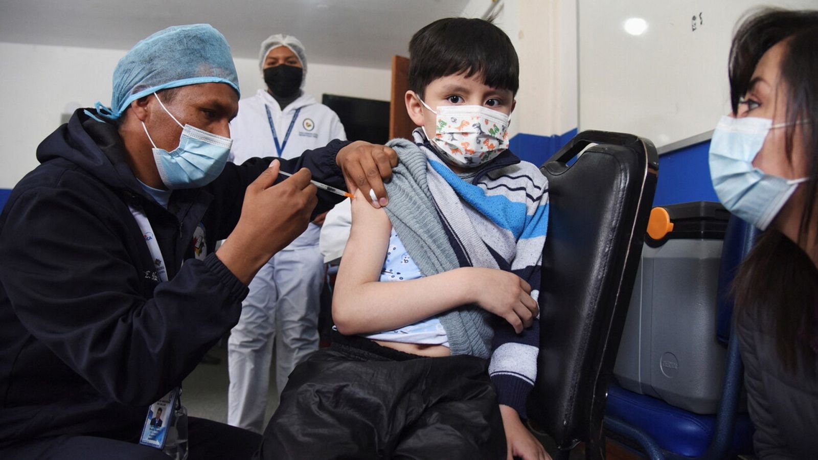 Un niño recibe una dosis de Sinopharm, la vacuna china contra el coronavirus, en La Paz, Bolivia. REUTERS/Claudia Morales