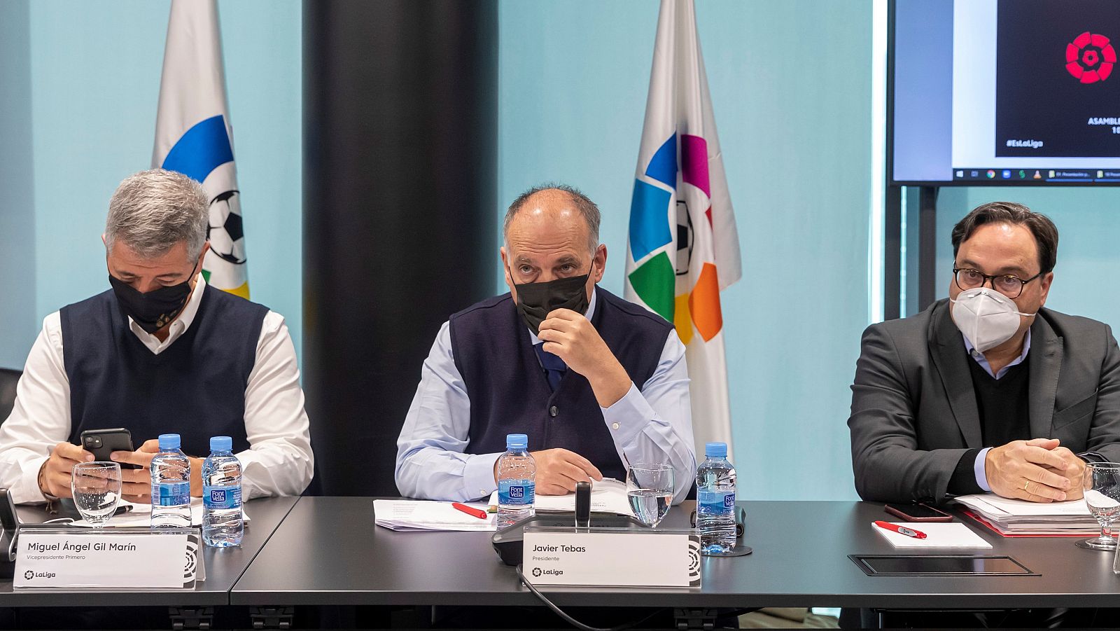 El presidente de LaLiga, Javier Tebas (c), preside la reunión de la Asamblea general de LaLiga celebrada para ratificar LaLiga Impulso.