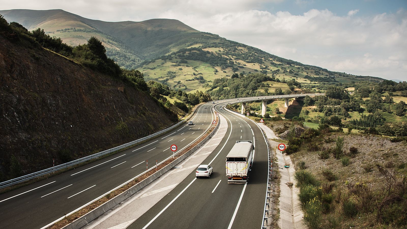 España cuenta con una red de 15.500 kilómetros de autovías y autopistas.