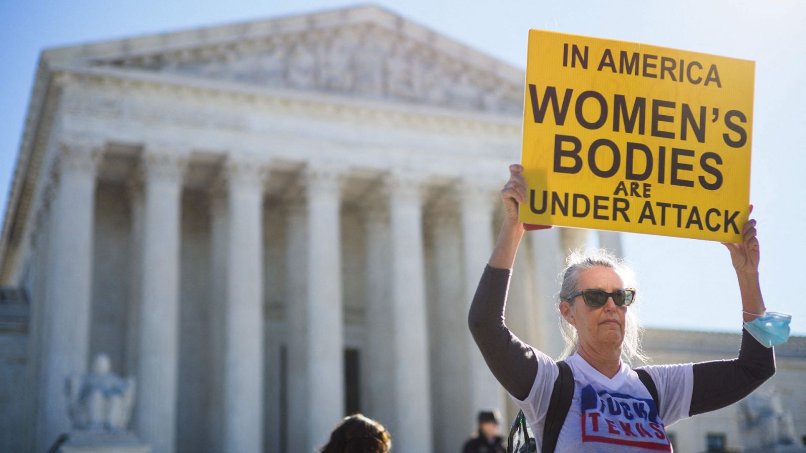 Una mujer sujeta una pancarta a favor del aborto en Estados Unidos