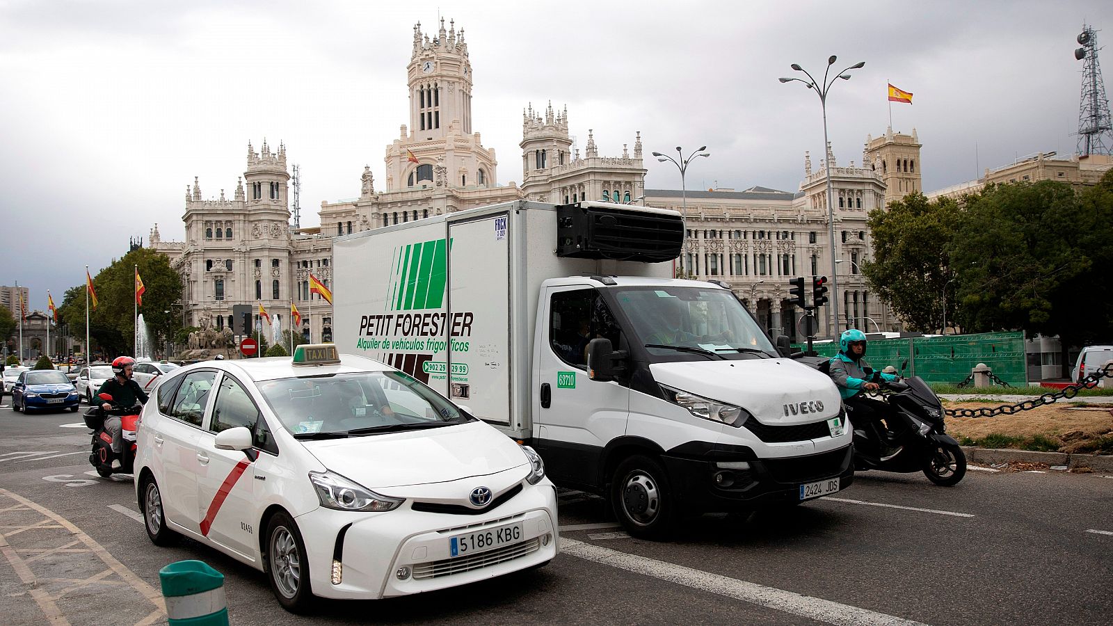 Vehículos, circulando por la Zona de Bajas Emisiones de Especial Protección Distrito Centro, en Madrid.