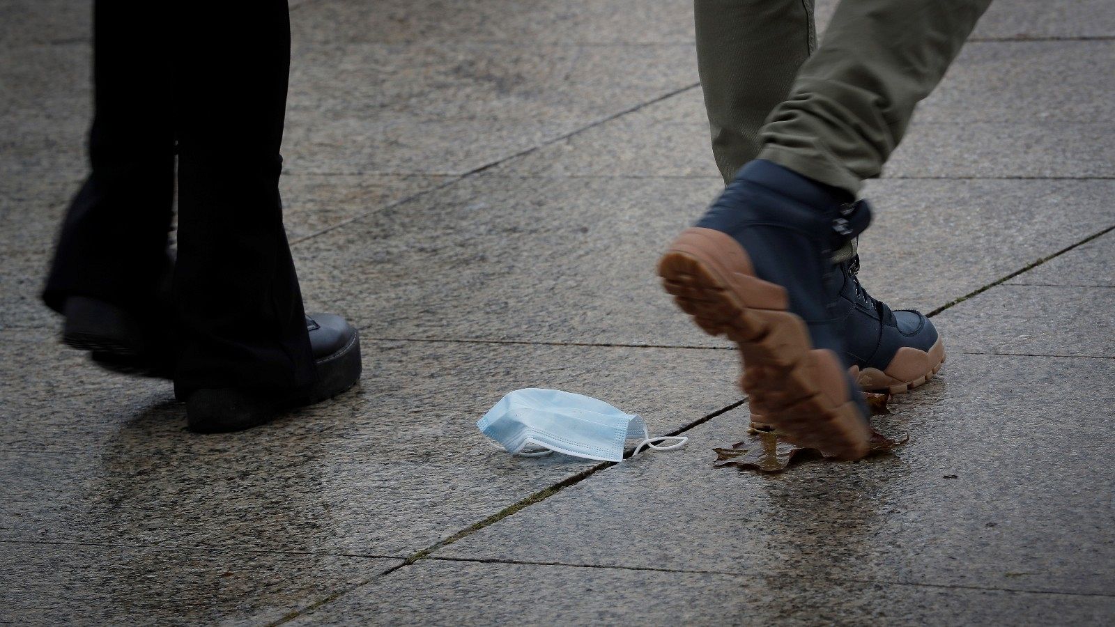 Una mascarilla tirada en el suelo, este miércoles en una calle del casco histórico de Pamplona