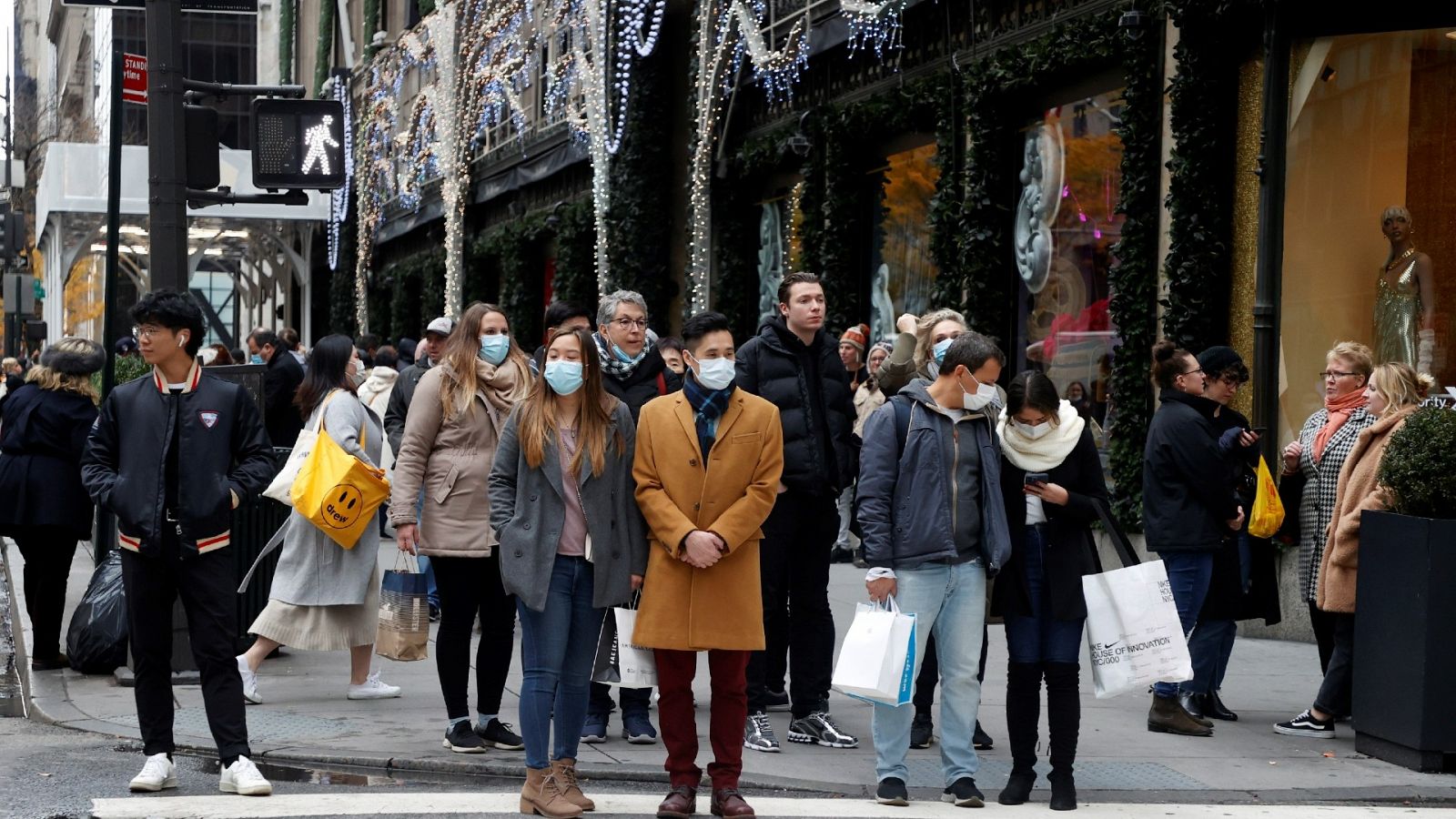 Un grupo de personas realiza compras en Nueva York