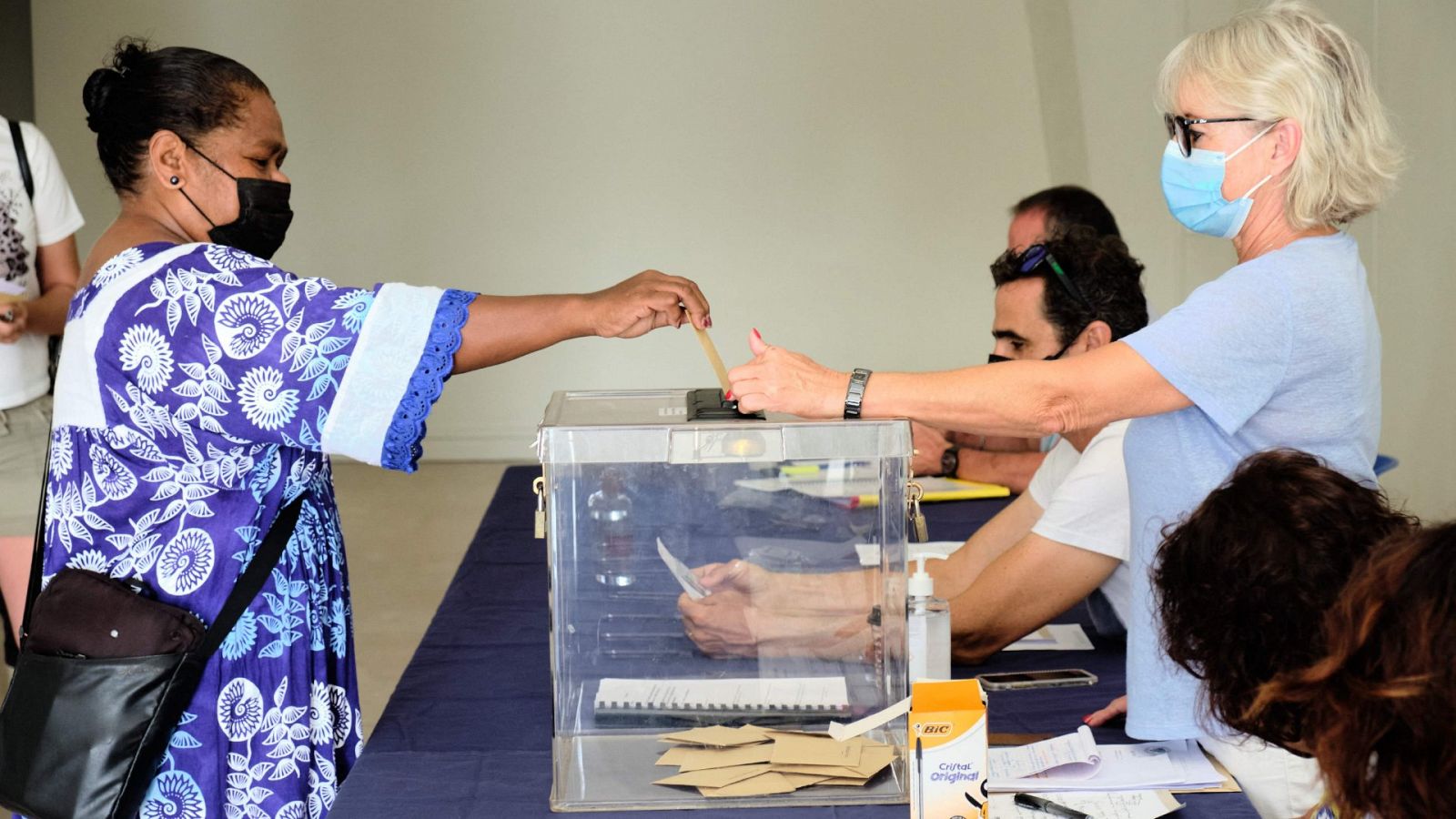 Una mujer deposita su voto en un colegio electoral de Neumea, Nueva Caledonia.