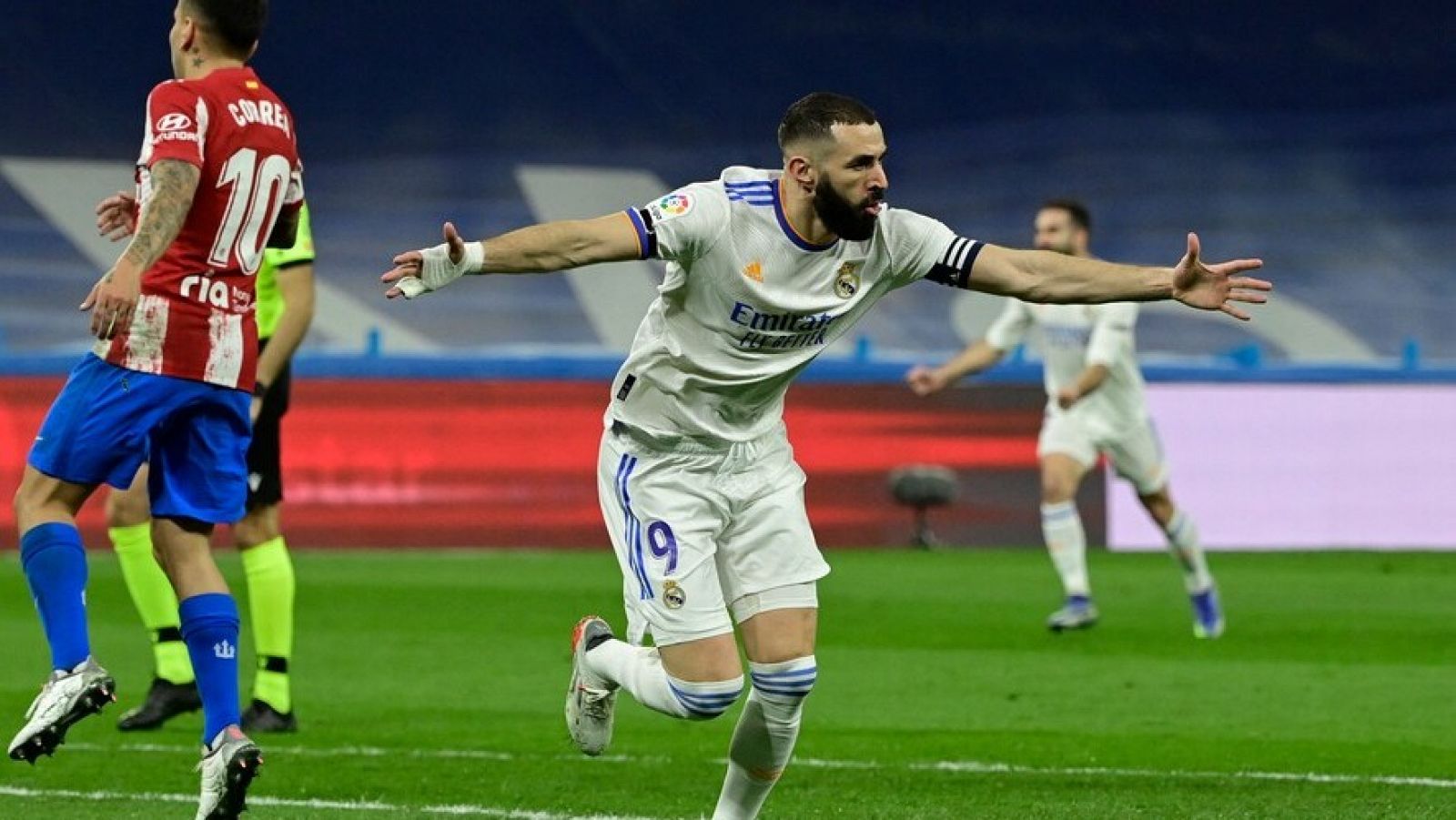 Karim Benzema celebra su gol ante el Atlético de Madrid en el derbi liguero del Bernabéu.