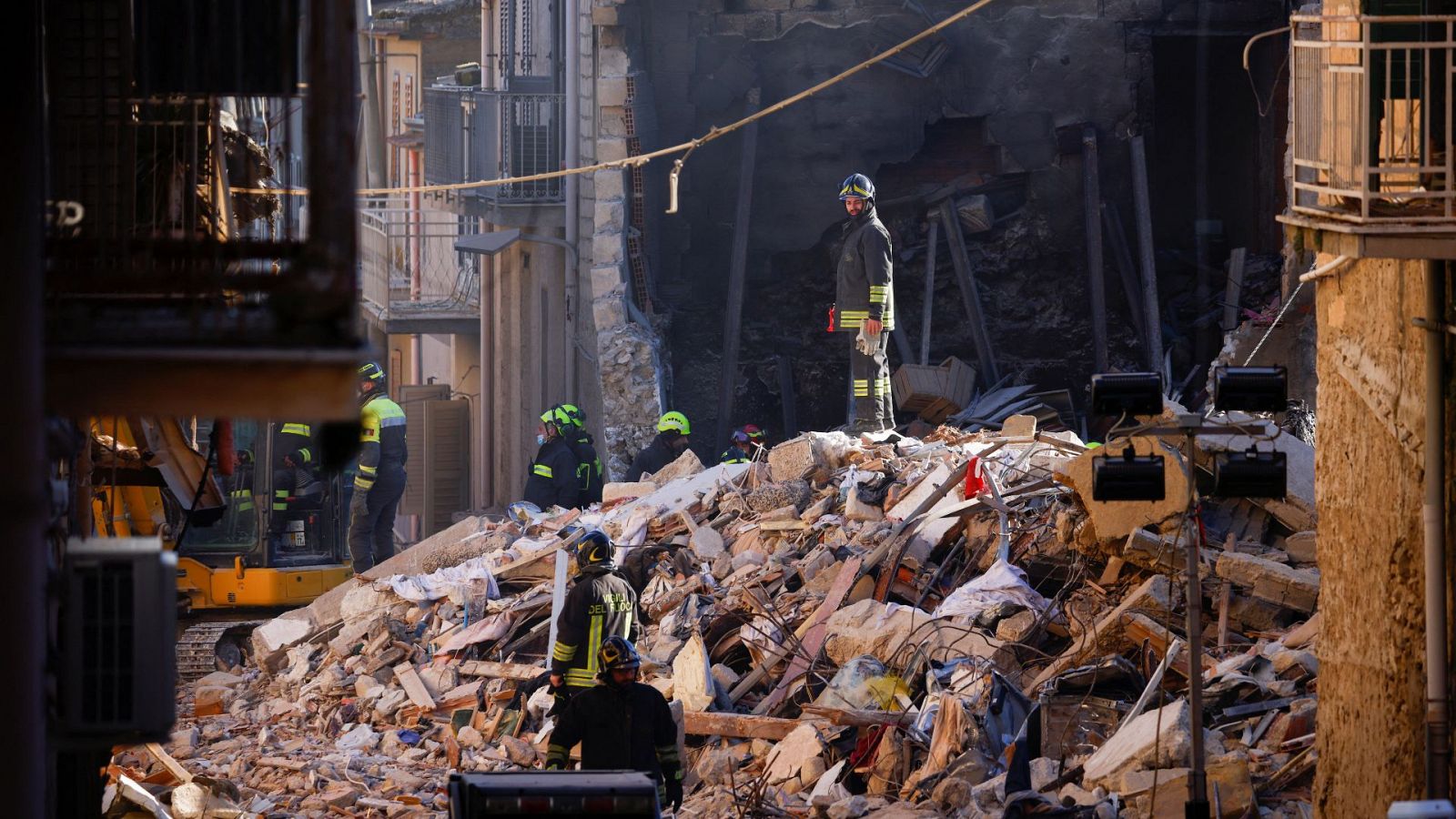 Equipos de rescate tras una explosión en Sicilia