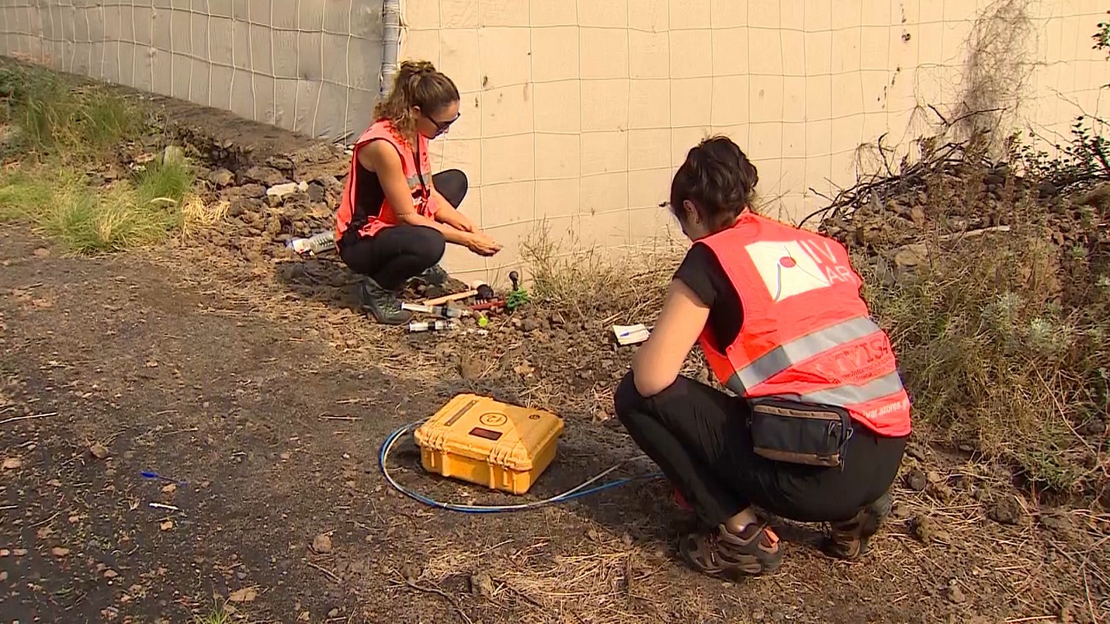 Claudia Rodríguez, del Instituto Vulcanológico de Canarias, realizando mediciones de gases