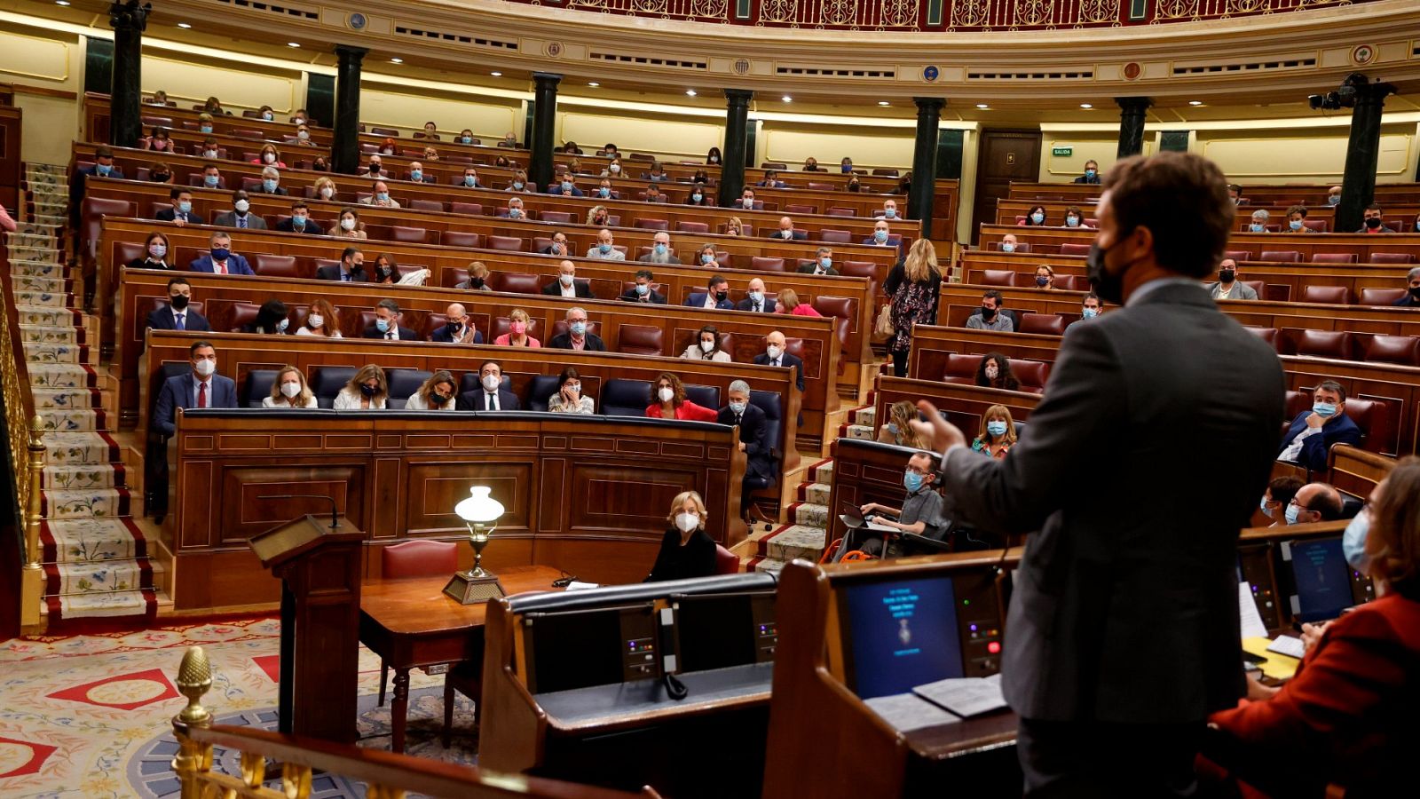 El líder popular Pablo Casado pregunta en una sesión de control al presidente del Gobierno, Pedro Sánchez