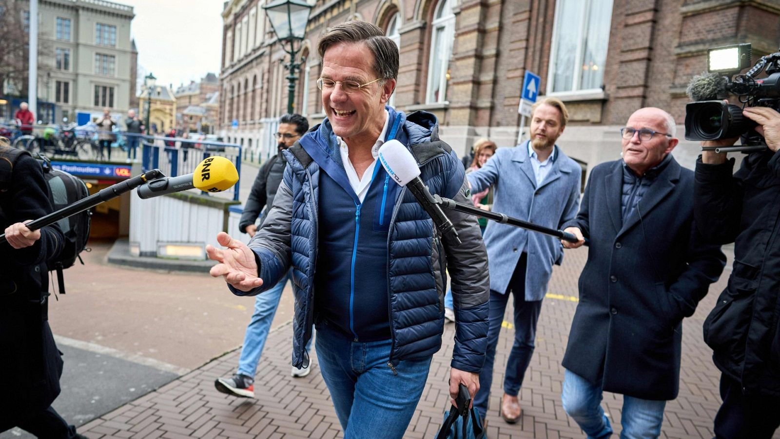 Imagen de Mark Rutte a la salida de una reunión