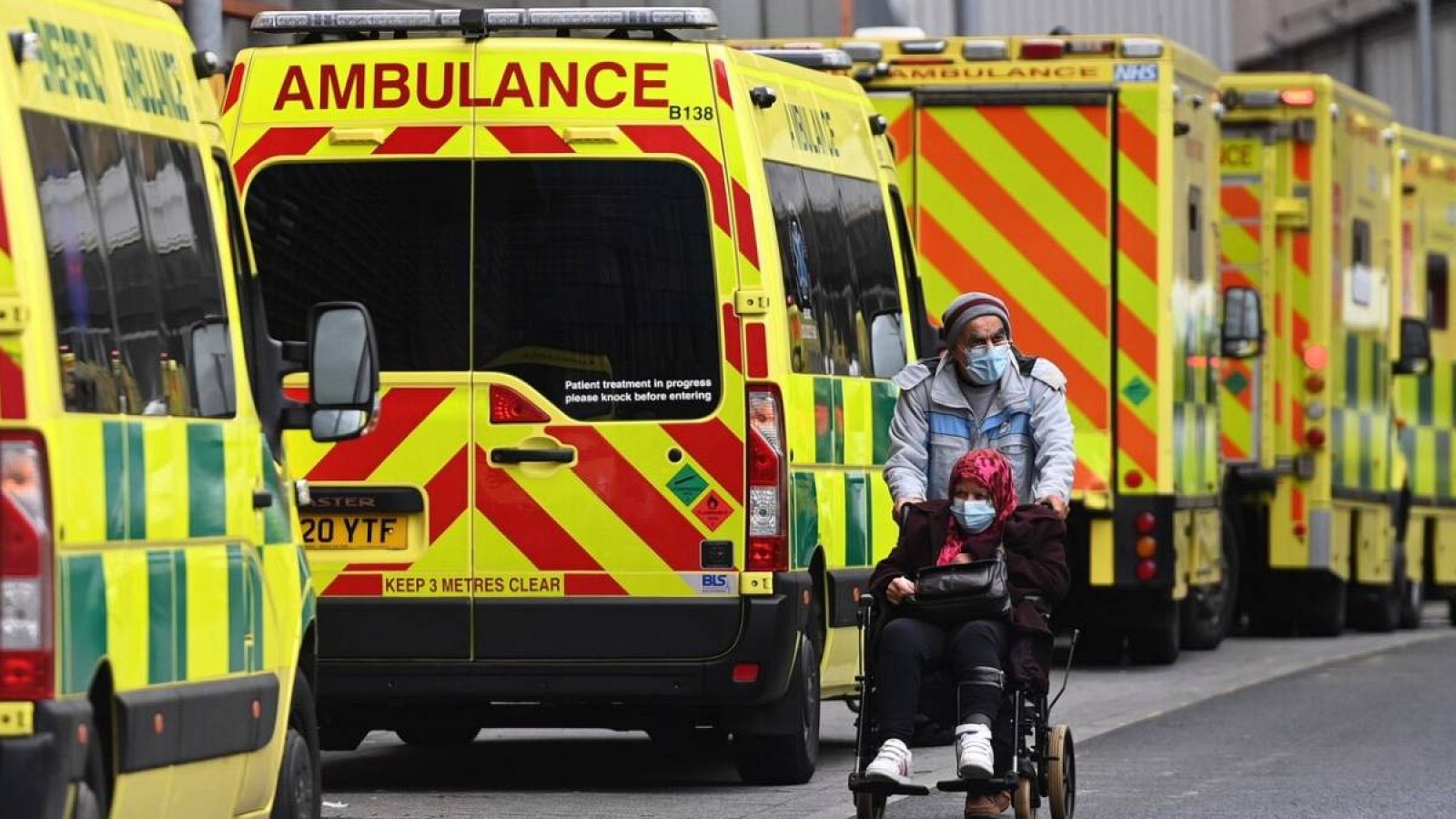 Ambulancias estacionadas frente al hospital Royal London en Londres, Reino Unido.