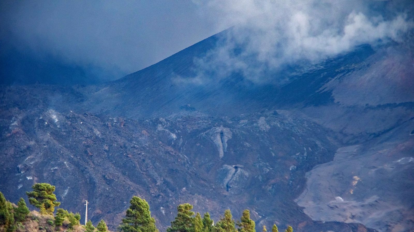 La emergencia volcánica en La Palma "está claramente atenuada", el cráter no emite lava, según el Pevolca