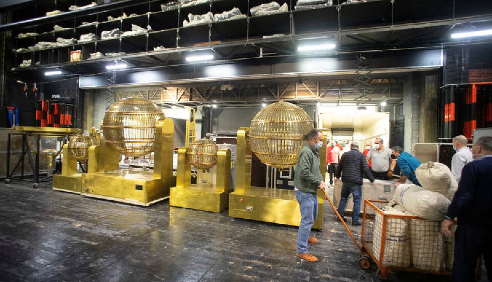 Llegada de los bombos del Sorteo de Navidad al Teatro Real
