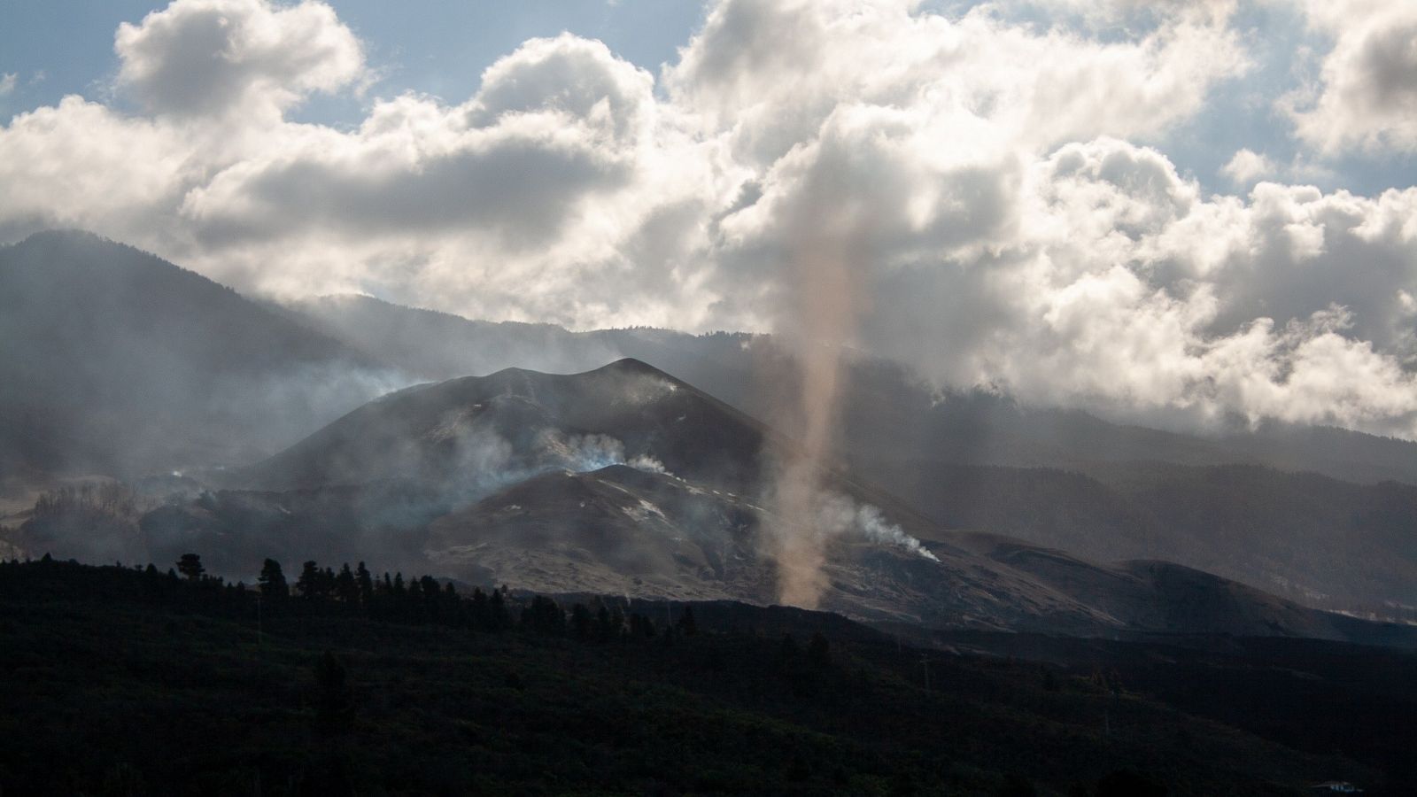 Imagen tomada desde la iglesia de Tajuya, en La Palma, donde solo se aprecia en el volcán un ligera emisión de gases.