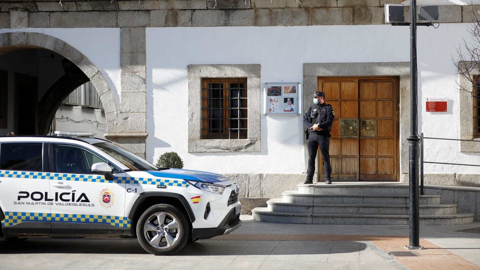 Miembros de la Policía Local de San Martín de Valdeiglesias vigilan el acceso al consistorio