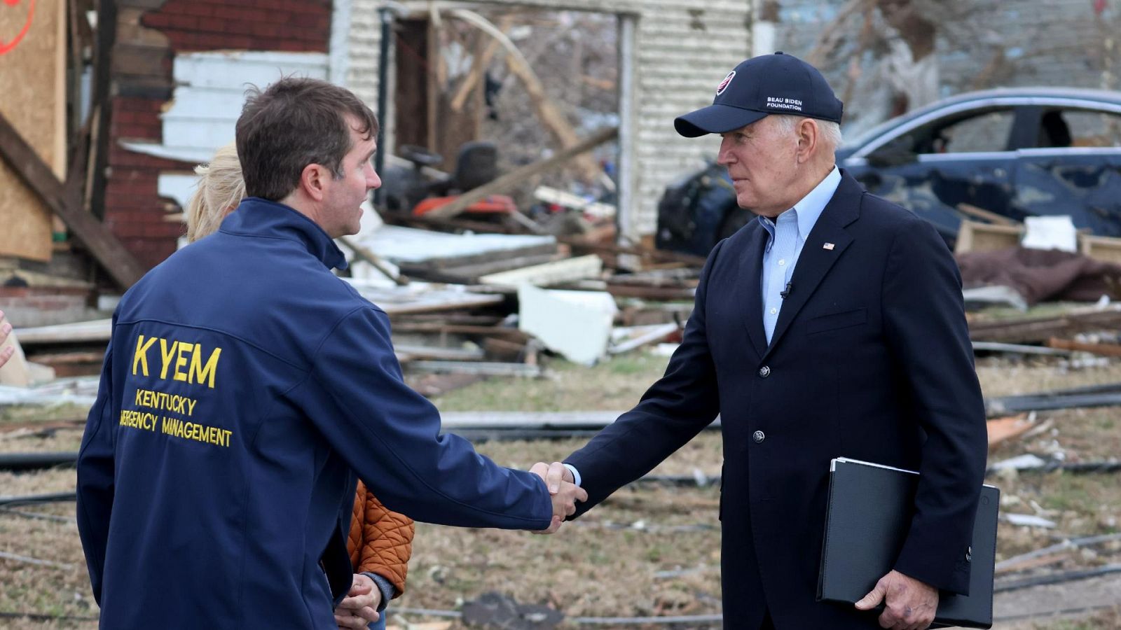 El presidente de EE.UU. visita Kentucky tras los tornados