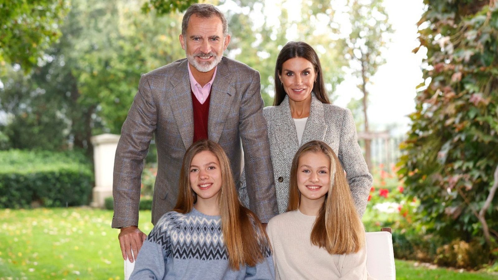 Los reyes felicitan la Navidad con una foto junto a sus hijas desde el jardín de su residencia 