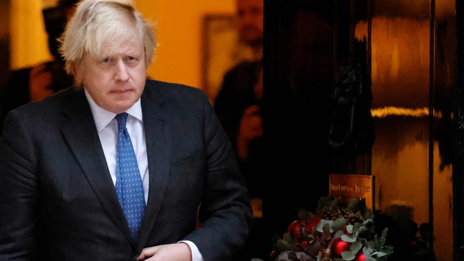 Una imagen del 16 de diciembre de 2021 del primer ministro británico, Boris Johnson, saliendo de Downing Street, Londres.