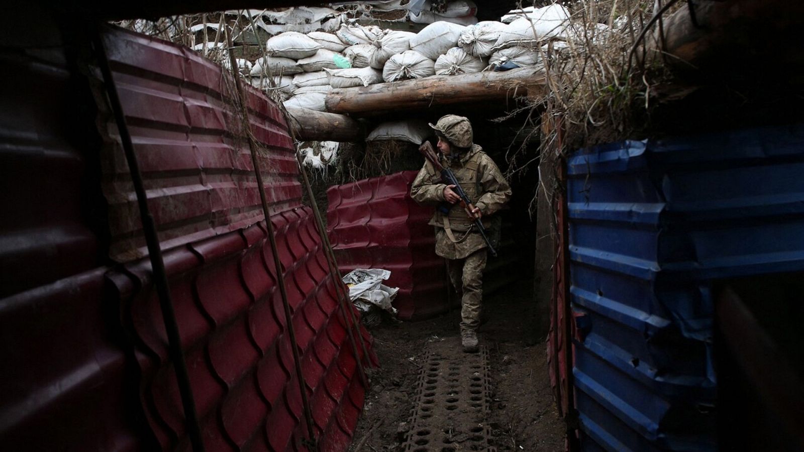 Un soldado ucraniano en una trinchera en la linea de frente con los separatistas prorrusos en la región del Donetsk, en Ucrania. Foto: Anatolii STEPANOV / AFP