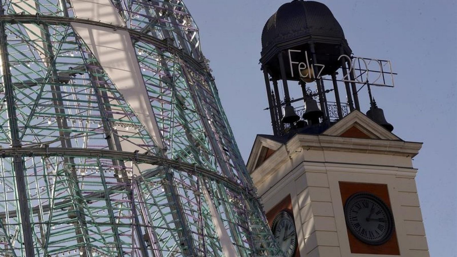 Reloj de la Puerta del Sol de Madrid horas antes de comenzar 2021