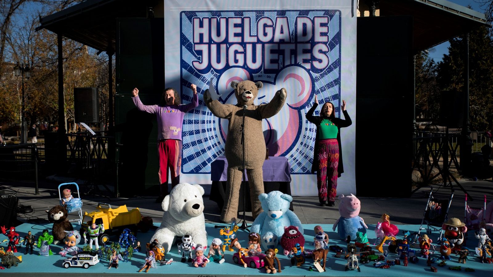 Huelga simbólica de juguetes en el parque del Retiro de Madrid.