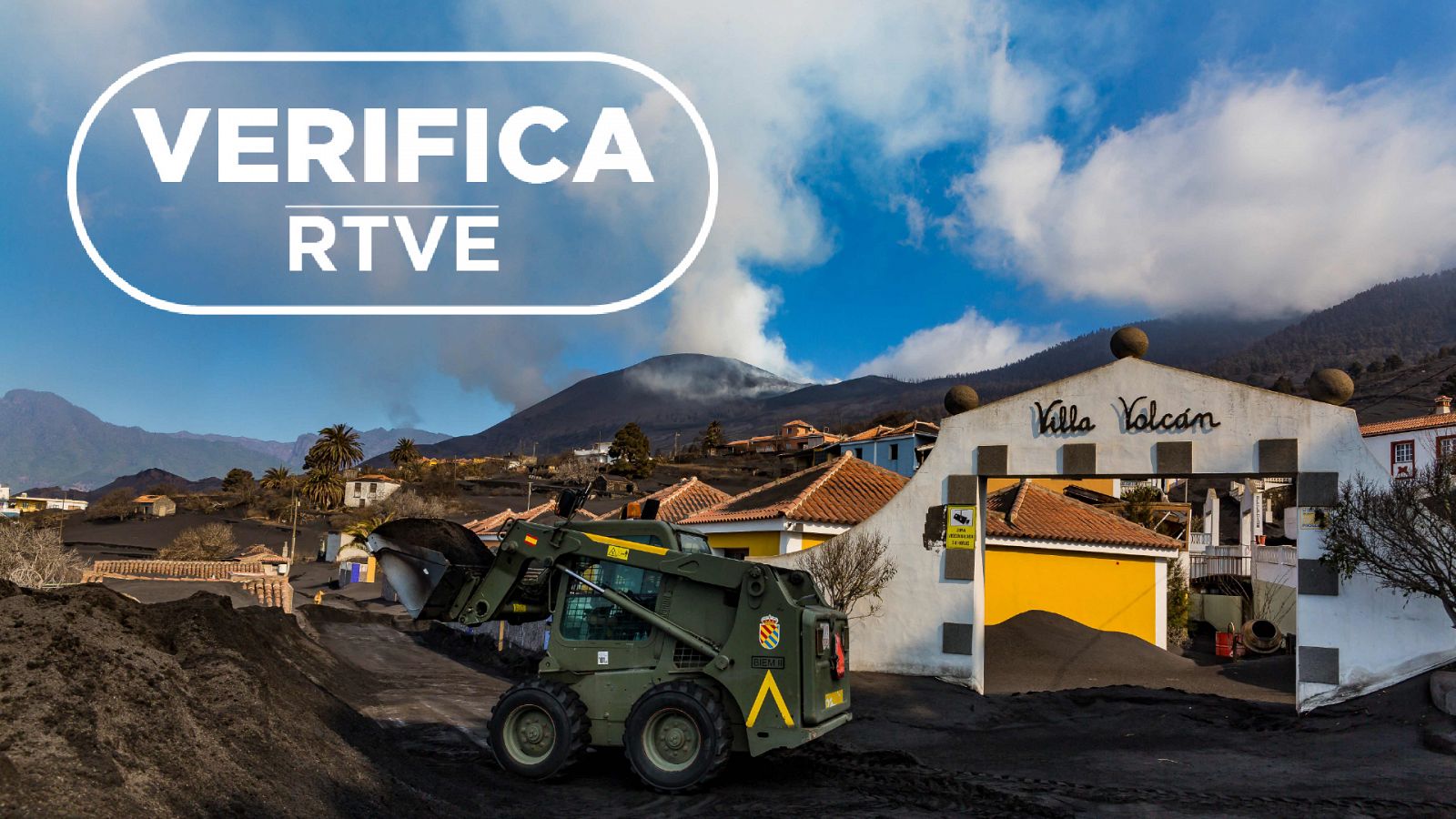 Operarios limpiando ceniza procedente de la erupción del volcán de Cumbre Vieja de La Palma, con el sello sobreimpreso de VerificaRTVE