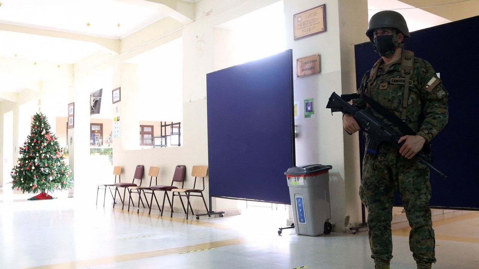 Un soldado chileno en un colegio en Punta Arenas, Chile