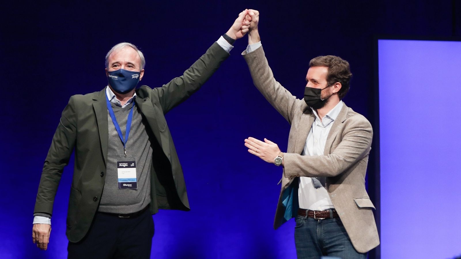 El presidente del PP, Pablo Casado, alza el brazo de Jorge Azcón tras su proclamación como nuevo presidente regional del partido en Aragón.