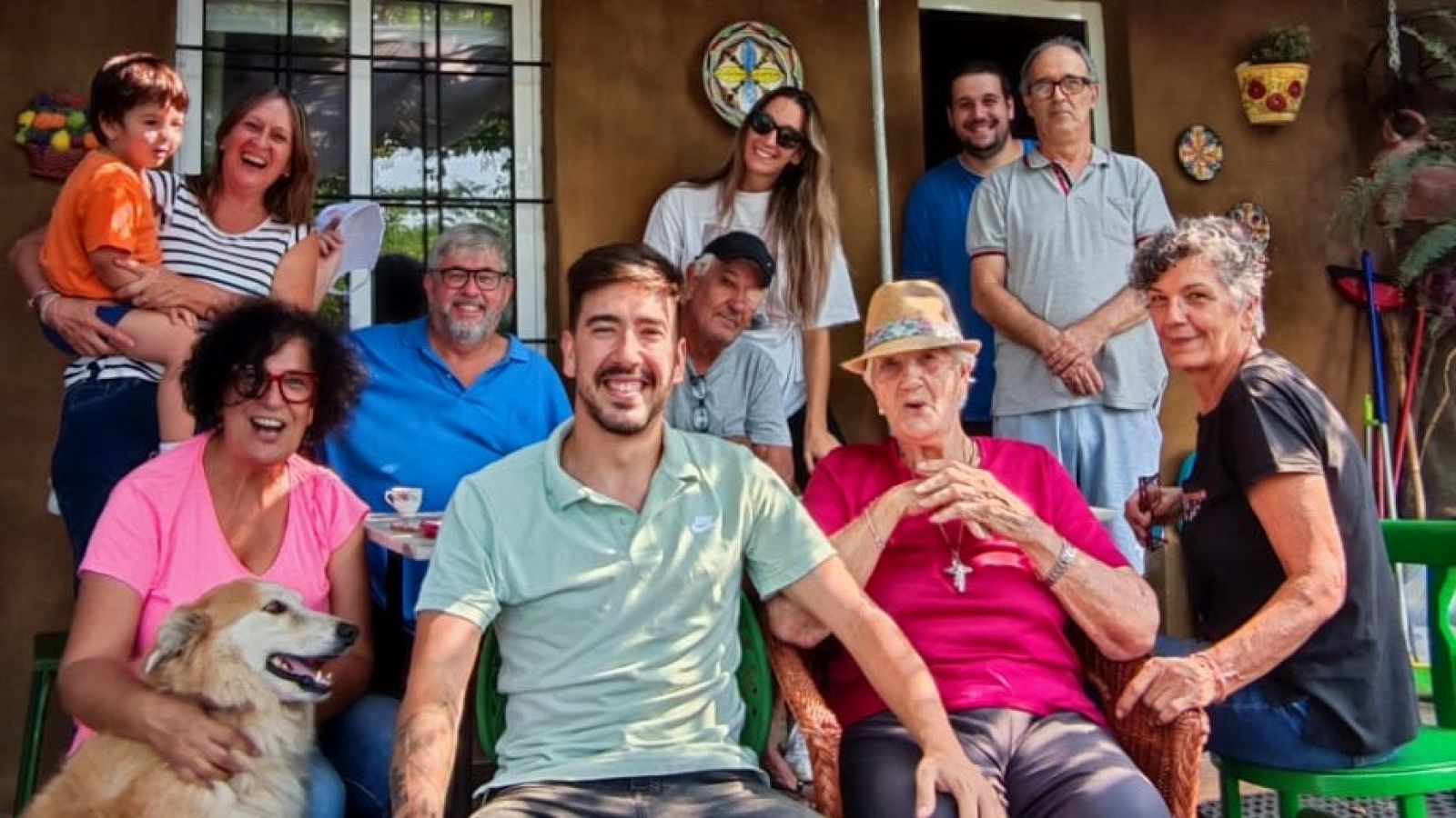 Imagen de la Familia Álvarez Pérez. Argensola, con sombrero, está a la derecha de la imagen.