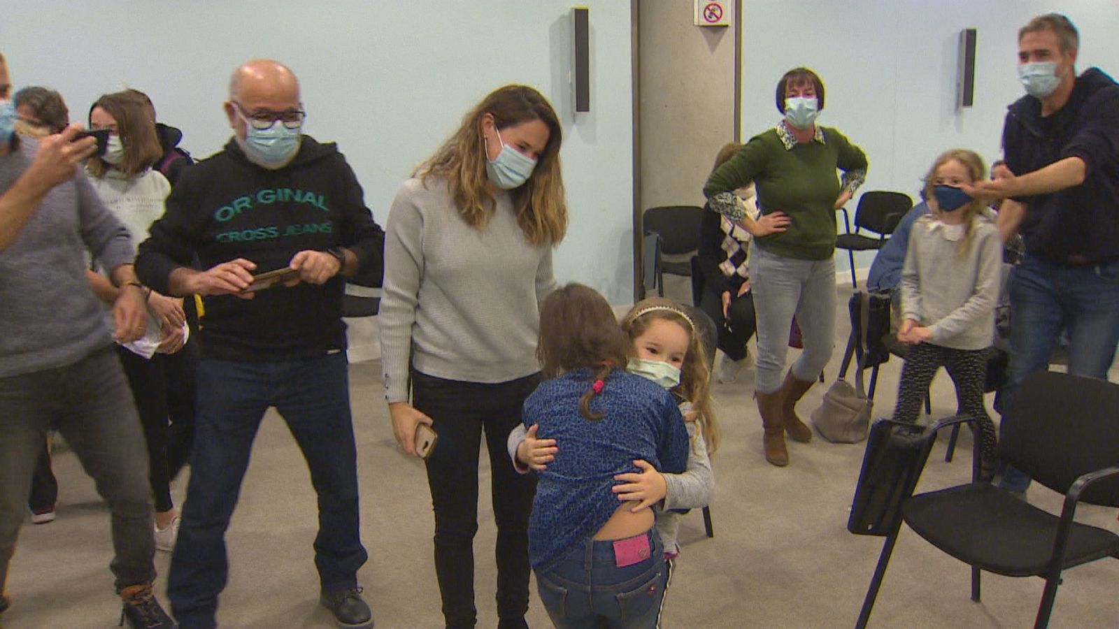  Els infants de Txernòbil en el moment d'arribar a l'aeroport de Palma on foren abraçats per les famílies