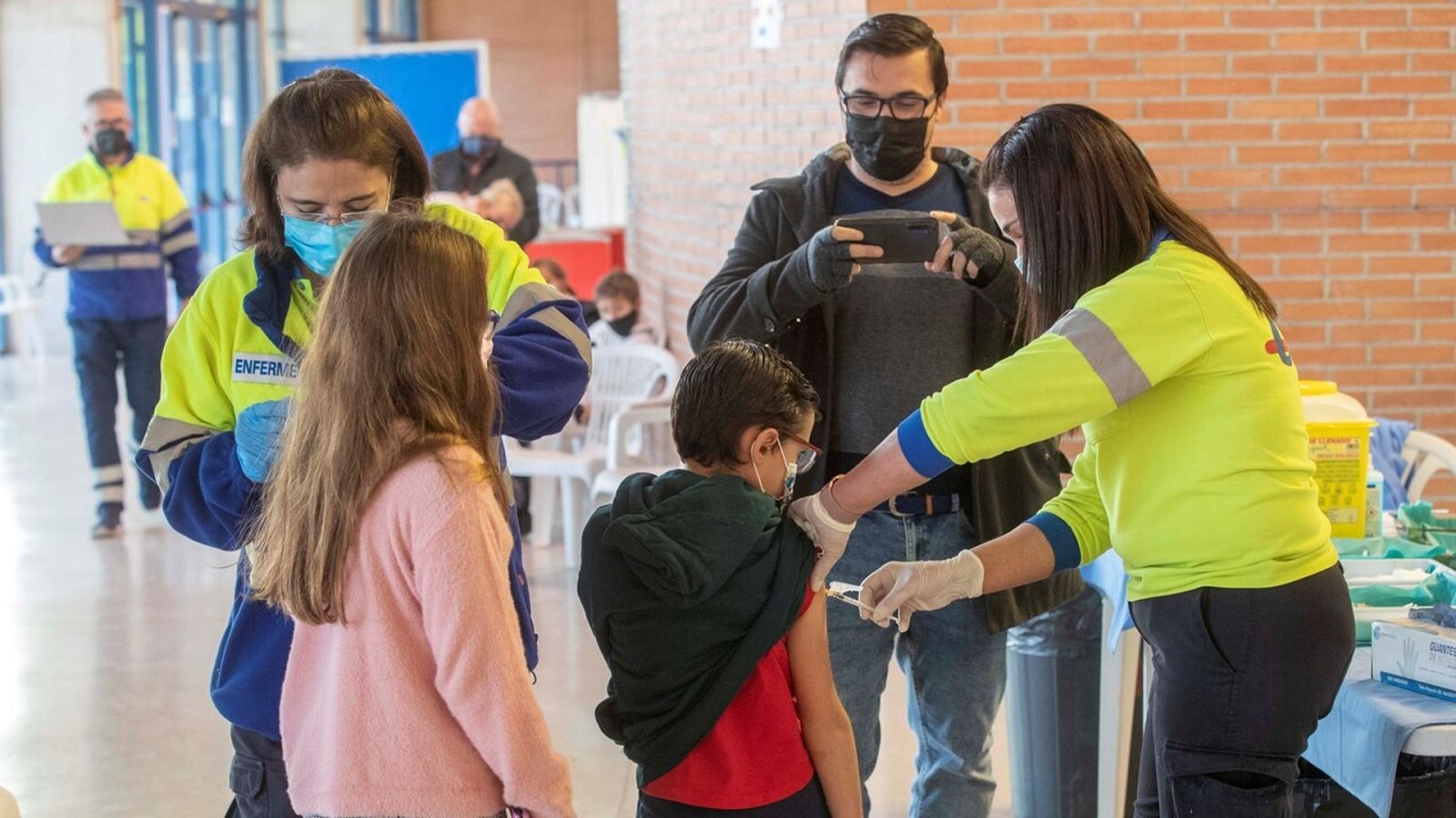 Una enfermera de Servicio Murciano de Salud administra la vacuna del coronavirus a un niño en el Palacio de los Deportes de Murcia. EFE/Marcial Guillén