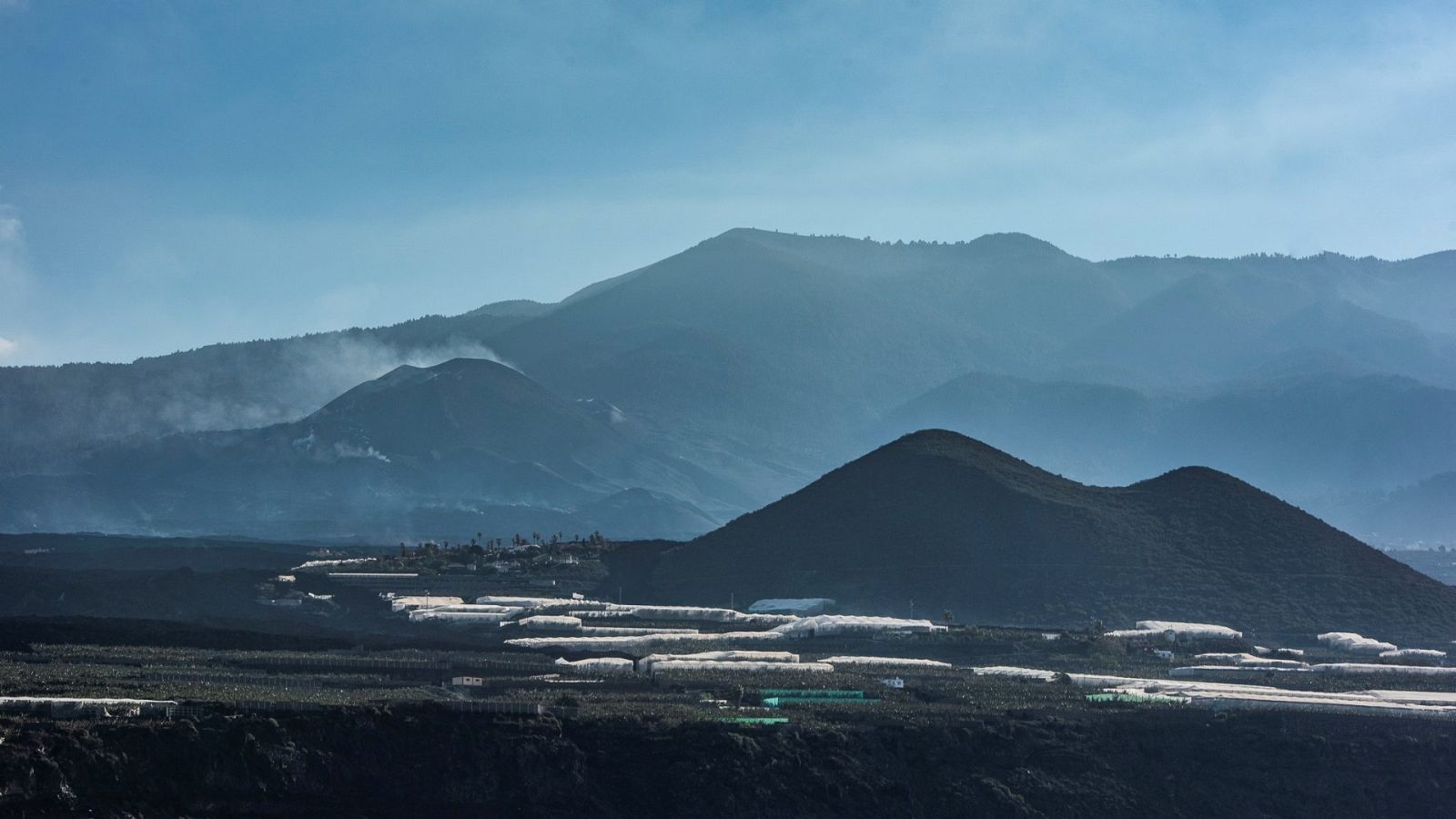 El volcán de Cumbre Vieja visto desde la costa de Tazacorte, todavía con algunas fumarolas
