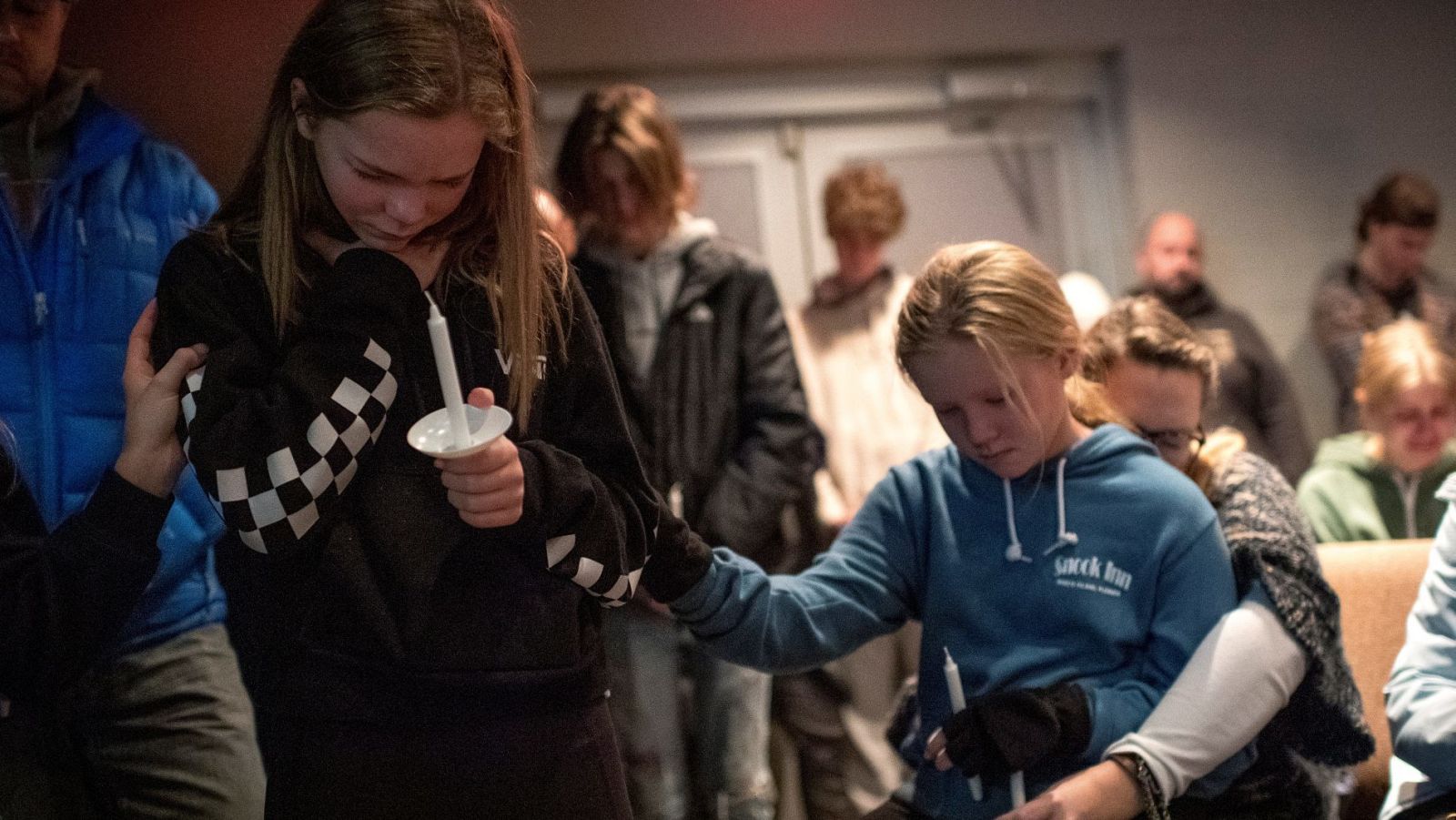  Varios estudiantes lloran y rezan por la muerte de sus compañeros asesinados durante el tiroteo a la escuela de Oxfor en Michigan, Estados Unidos