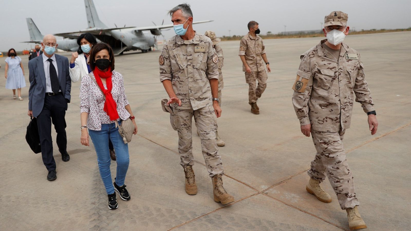 La ministra de Defensa, Margarita Robles junto a mandos militares en Dakar