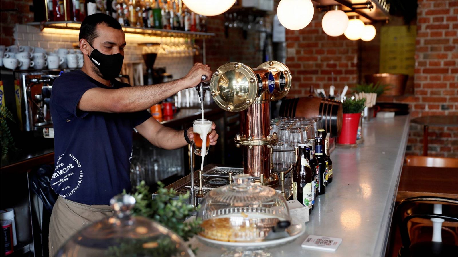 Un camarero trabaja durante su jornada laboral en un restaurante de Madrid