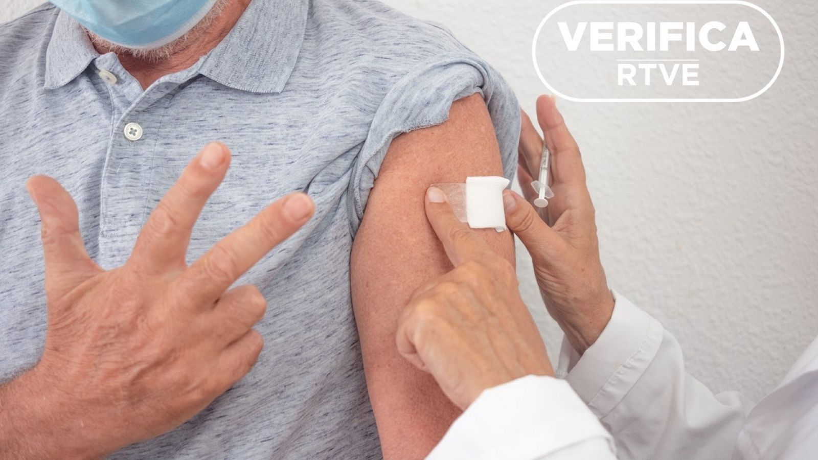 Imagen de un hombre recibiendo la vacuna en el brazo con el sello de VerificaRTVE