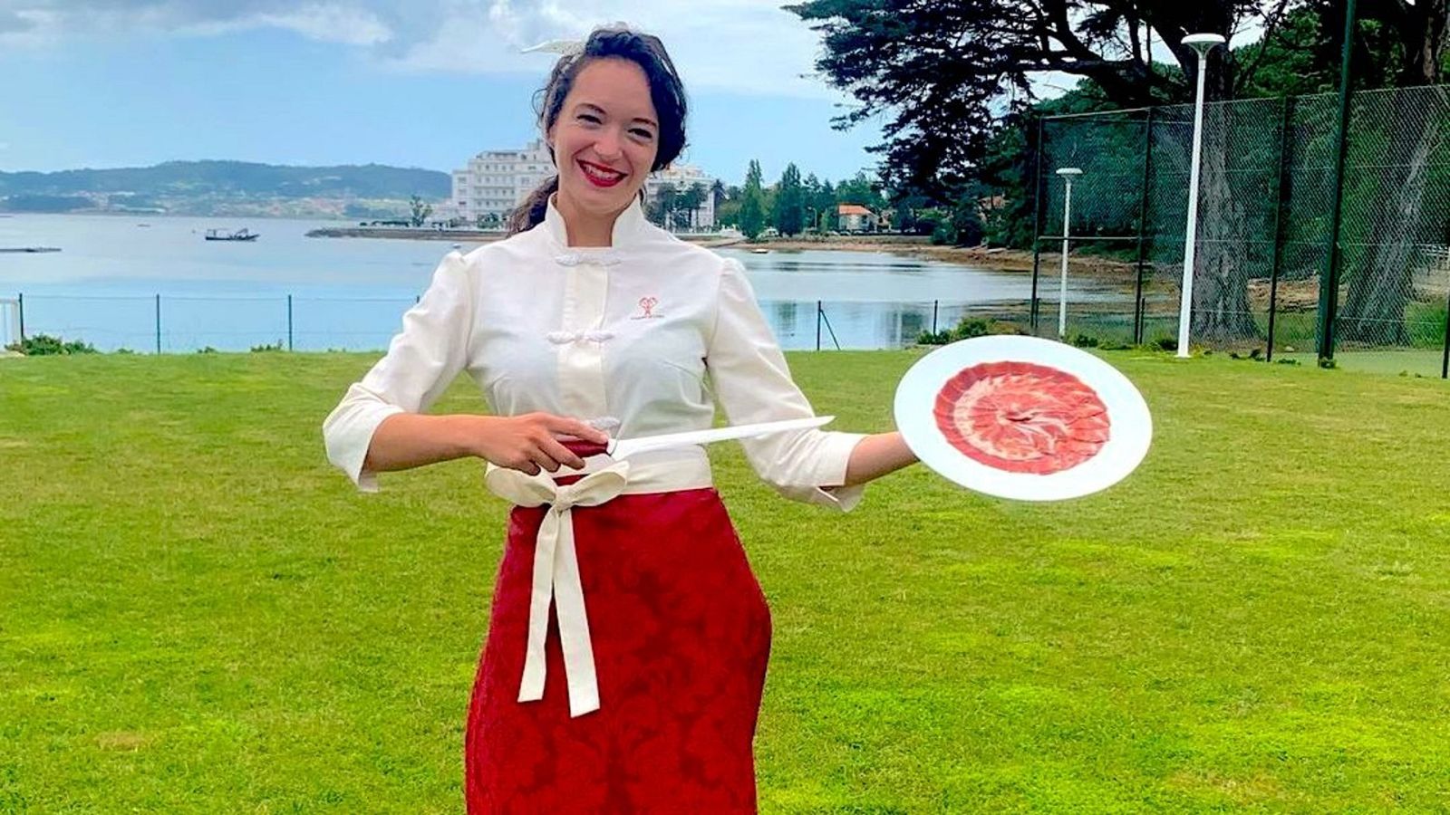 La cortadora de jamón profesional Raquel Acosta posa con un plato de jamón