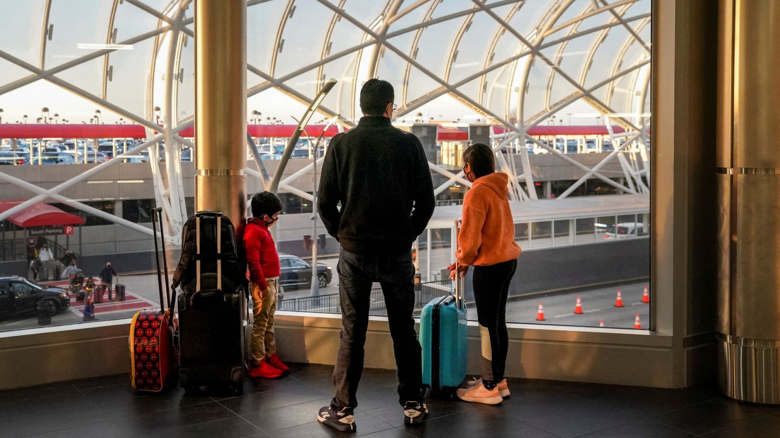 Viajeros en el aeropuerto internacional Hartsfield-Jackson en Atlanta, Estados Unidos