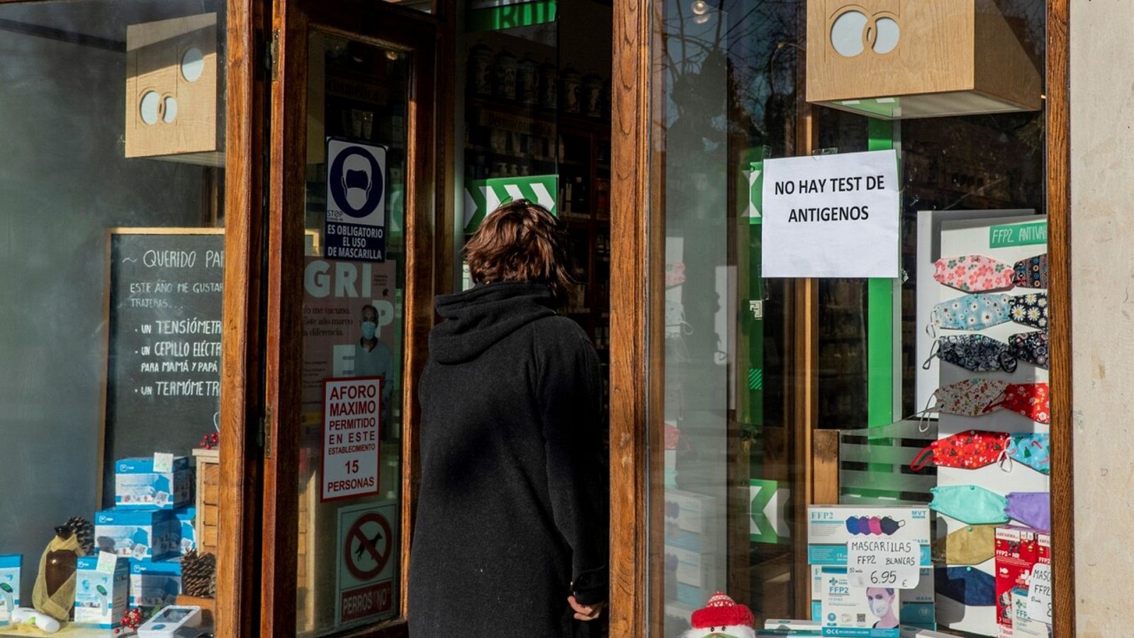 Una mujer entra en una farmacia en Santander. EFE/ Román G. Aguilera