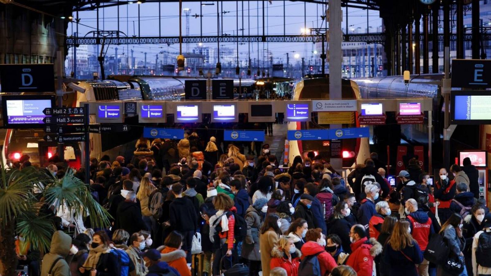 Viajeros con mascarilla caminan dentro de la estación de tren Gare de Lyon en París, Francia, el 17 de diciembre de 2021.